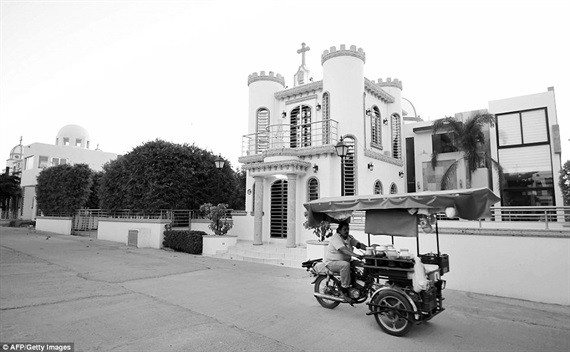 Nhà mộ của Arturo Beltran Leyva được định giá 650.000 USD, có sóng wifi, truyền hình vệ tinh, hệ thống điều hòa trung tâm, 2 phòng ngủ, bếp và hệ thống báo trộm, tất cả đều hoạt động 24/7.