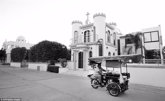 Nhà mộ của Arturo Beltran Leyva được định giá 650.000 USD, có sóng wifi, truyền hình vệ tinh, hệ thống điều hòa trung tâm, 2 phòng ngủ, bếp và hệ thống báo trộm, tất cả đều hoạt động 24/7.