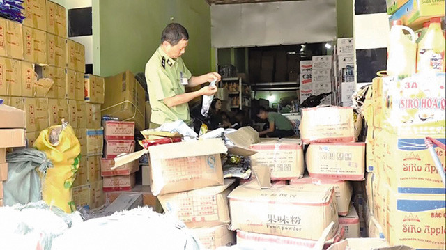 Ngày 2/6 vừa qua, lực lượng chức năng đã phát hiện 1 kho nguyên liệu dùng để pha chế trà sữa in nhãn mác chữ Trung Quốc. Ảnh: PV.