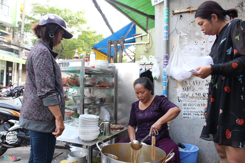 Quan banh canh 300.000 dong/to trong hem Sai Gon van nuom nuop khach-Hinh-2