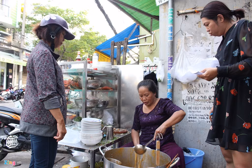Quan banh canh 300.000 dong/to trong hem Sai Gon van nuom nuop khach-Hinh-2