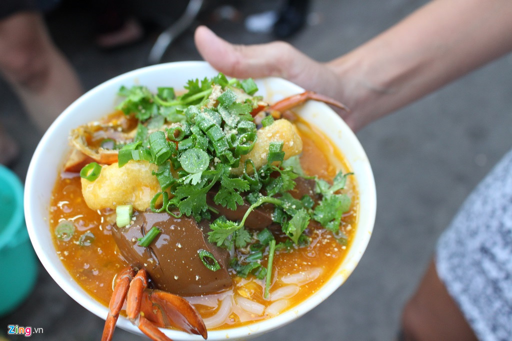 Quan banh canh 300.000 dong/to trong hem Sai Gon van nuom nuop khach-Hinh-4