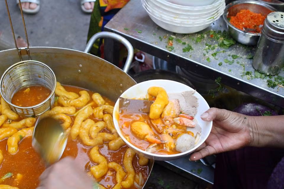 Quan banh canh 300.000 dong/to trong hem Sai Gon van nuom nuop khach-Hinh-3