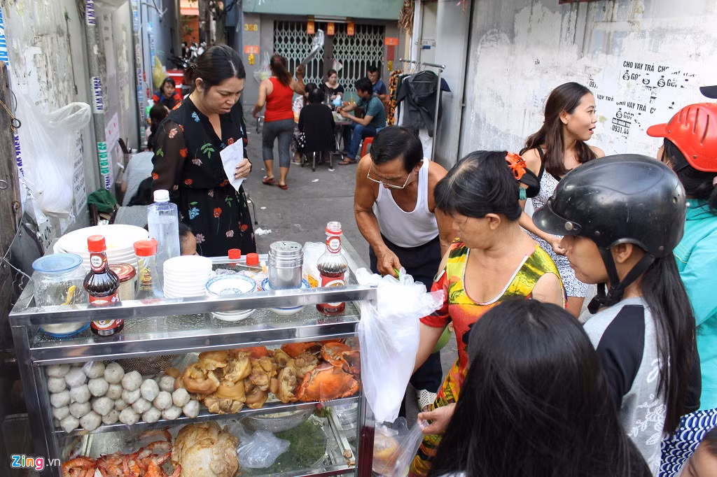 Quan banh canh 300.000 dong/to trong hem Sai Gon van nuom nuop khach