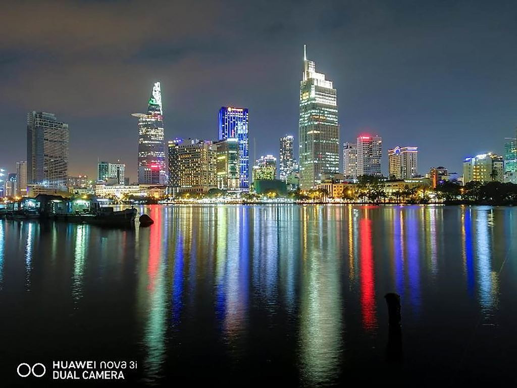 Sai Gon dem lung linh qua ong kinh Huawei Nova 3i