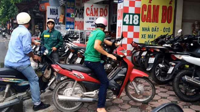 Nhiều tiềm cầm đồ "đắt hàng" sau mỗi trận đấu của các đội tuyển nổi tiếng.