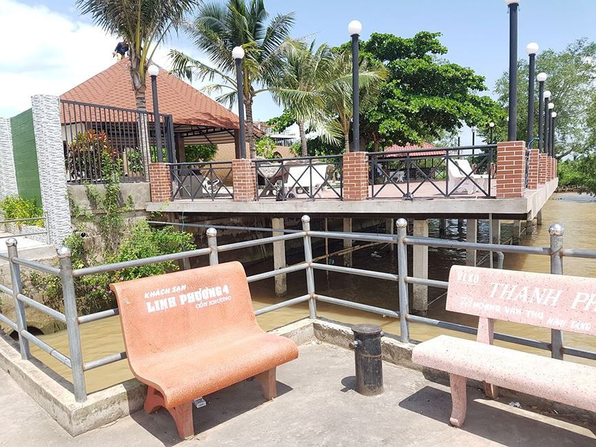 Hạng mục này được xây dựng kiên cố bằng trụ bê tông cốt thép, đóng cọc chiếm lấn ra ngoài giữa con rạch vốn là nơi nước từ sông Hậu chạy ra vào từ bao đời nay ở khu vực Cồn Khương.