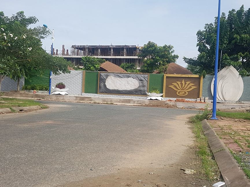 Dư luận đang đặt câu hỏi, phải chăng dù vi phạm của công trình dự án Cồn Khương River Side Resort xây dựng lấn chiếm sông Hậu đã rõ ràng, thay vì tiến hành xử phạt, buộc tháo dỡ phần vi phạm, thì các cơ quan chức năng đùn đẩy trách nhiệm với lý do "nhầm" thẩm quyền xử lý suốt 4 tháng qua?