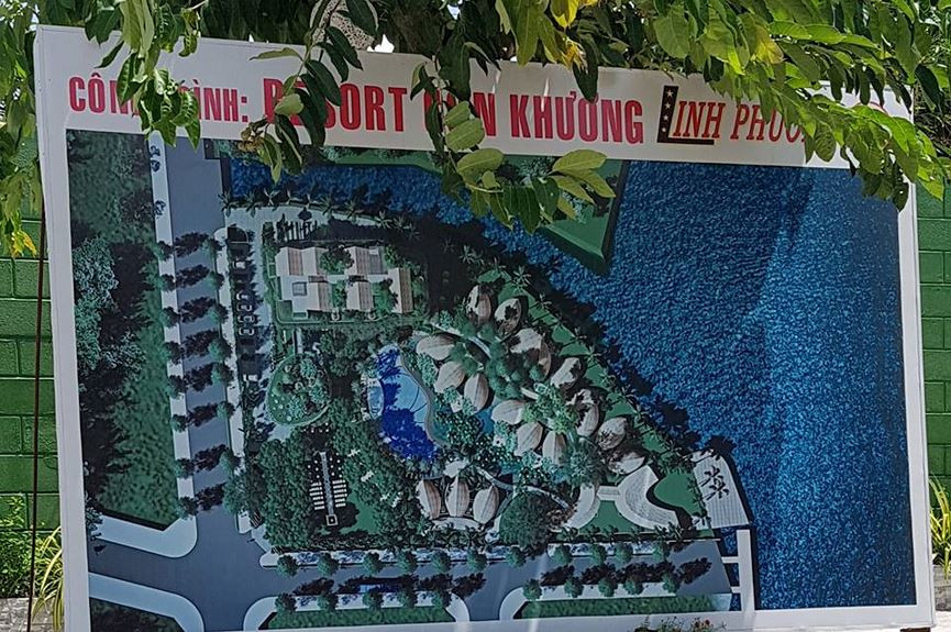 Công trình xây dựng Cồn Khương River Side Resort có vị trí tại thửa đất số 11, tờ bản đồ số 2, Khu dân cư Hoàn Mỹ, Cồn Khương (KV 3) phường Cái Khế với quy mô công trình như: Công trình xây dựng dân dụng (cấp III), móng, khung, cột bê tông cốt thép, xà gồ thép hộp, mái lợp tole. Số tầng xây dựng là 1 tầng. Về diện tích xây dựng của công trình là 1272.0 m2. Trong đó, có 15 nhà Bungalow (diện tích mỗi nhà là 56,5m2), cao 4,426 m; nhà đa năng có diện tích 424,5 m2, cao 8m; hồ bơi có diện tích 421 m2; sân đan kết hợp lối đi bộ là 488,9 m2… (Trong ảnh là phối cảnh dự án Cồn Khương River Side Resort).