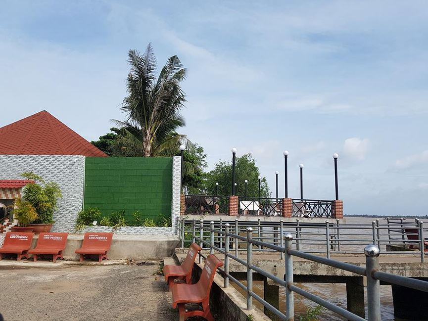 Ngày 23/3, phường Cái Khế tiến hành kiểm tra phát hiện và lập biên bản vi phạm hành chính đối với Công ty Linh Phương về hành vi tổ chức thi công xây dựng công trình Cồn Khương River Side Resort lấn chiếm hành lang an toàn sông Hậu.