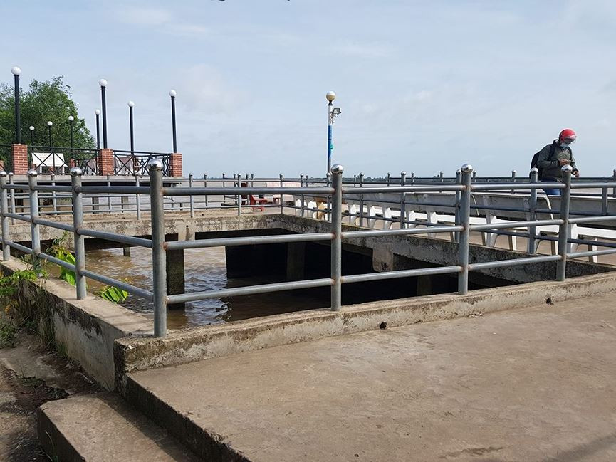 Tuy nhiên, căn cứ khoản 2, Điều 76 (Nghị định 139/2017) của Chính phủ về thẩm quyền xử phạt của Chủ tịch UBND phường thì hành vi vi phạm của Cty Linh Phương đã vượt quá thẩm quyền nên UBND phường này đã có tờ trình và gửi toàn bộ hồ sơ vi phạm của công trình trên đến UBND quận Ninh Kiều để xem xét xử lý. Trong tờ trình này, mức phạt mà UBND phường Cái Khế đề xuất là 110 triệu đồng và buộc khắc phục tháo dỡ toàn bộ công trình vi phạm xây dựng lấn chiếm theo quy định hiện hành.