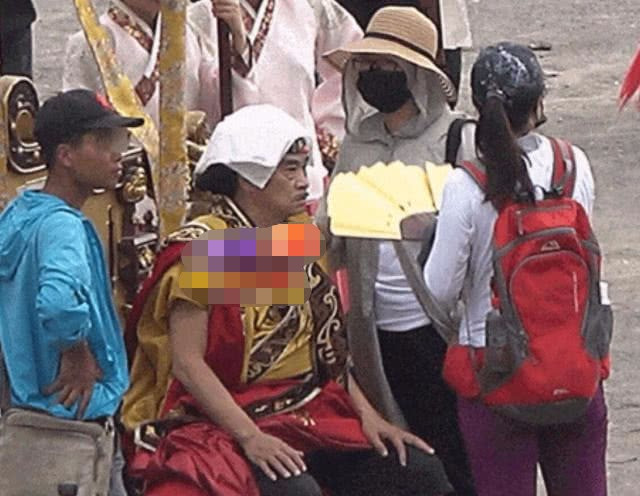 Ở tuổi 65, Ngô Mạnh Đạt vẫn bán mạng trên phim trường vì gánh nặng mưu sinh.