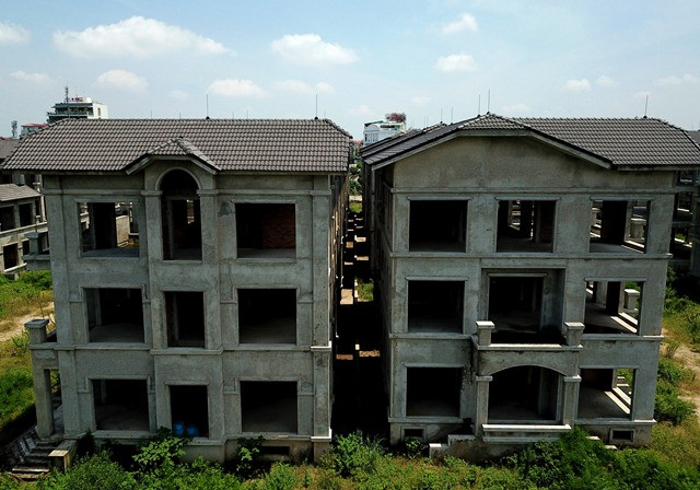 Theo tìm hiểu của PV, dự án Làng du lịch Đoàn kết nằm trên địa bàn phường Nhật Tân, có tổng diện tích 18.000 m2, được thiết kế như một khu du lịch giải trí, nghỉ dưỡng cao cấp với 44 biệt thự sang trọng, 1 trung tâm dịch vụ tiện ích (2 tầng hầm, 5 tầng lầu) cùng các hạng mục sân vườn, đường nội bộ và hạ tầng kỹ thuật hoàn chỉnh. Theo tìm hiểu của PV, dự án Làng du lịch Đoàn kết nằm trên địa bàn phường Nhật Tân, có tổng diện tích 18.000 m2, được thiết kế như một khu du lịch giải trí, nghỉ dưỡng cao cấp với 44 biệt thự sang trọng, 1 trung tâm dịch vụ tiện ích (2 tầng hầm, 5 tầng lầu) cùng các hạng mục sân vườn, đường nội bộ và hạ tầng kỹ thuật hoàn chỉnh.