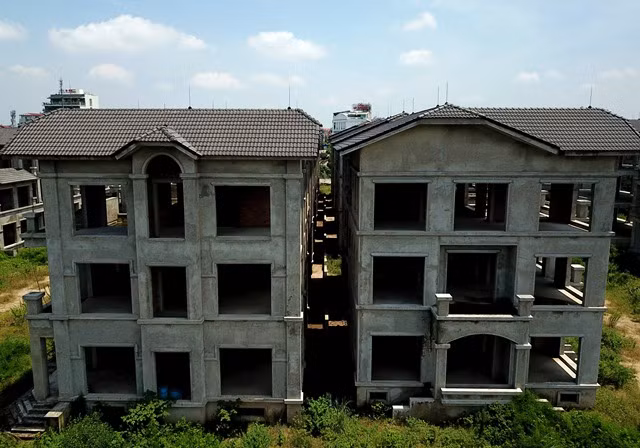 Theo tìm hiểu của PV, dự án Làng du lịch Đoàn kết nằm trên địa bàn phường Nhật Tân, có tổng diện tích 18.000 m2, được thiết kế như một khu du lịch giải trí, nghỉ dưỡng cao cấp với 44 biệt thự sang trọng, 1 trung tâm dịch vụ tiện ích (2 tầng hầm, 5 tầng lầu) cùng các hạng mục sân vườn, đường nội bộ và hạ tầng kỹ thuật hoàn chỉnh.