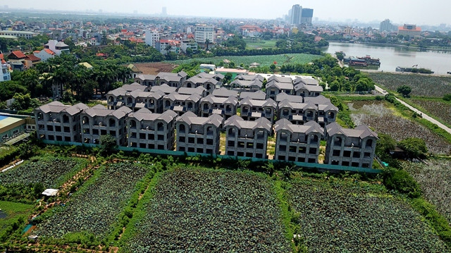 44 căn biệt thự không có người ở liền kề với đầm sen, công viên nước Hồ Tây… nơi được xem là khu vực vui chơi giải trí nổi tiếng bậc nhất Hà Nội, vì vậy giá bán các căn nhà ở đây cũng có thể lên tới hàng trăm tỷ đồng. Tuy nhiên, hiện tại chưa hề có căn biệt thự nào hoàn thiện và có dân nào đến đây sinh sống. 44 căn biệt thự không có người ở liền kề với đầm sen, công viên nước Hồ Tây… nơi được xem là khu vực vui chơi giải trí nổi tiếng bậc nhất Hà Nội, vì vậy giá bán các căn nhà ở đây cũng có thể lên tới hàng trăm tỷ đồng. Tuy nhiên, hiện tại chưa hề có căn biệt thự nào hoàn thiện và có dân nào đến đây sinh sống.