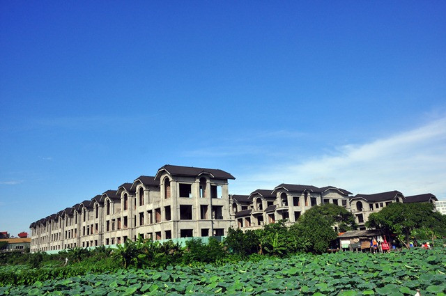 Theo người dân sống xung quanh dự án, khu biệt thự này được xây xong phần thô và bỏ hoang nhiều năm nay. Người dân đều không biết đến chủ đầu tư, hay chủ sở hữu các căn biệt thự trên là ai và tò mò không hiểu vì sao các căn biệt thự đó không có ai ở. Theo người dân sống xung quanh dự án, khu biệt thự này được xây xong phần thô và bỏ hoang nhiều năm nay. Người dân đều không biết đến chủ đầu tư, hay chủ sở hữu các căn biệt thự trên là ai và tò mò không hiểu vì sao các căn biệt thự đó không có ai ở.