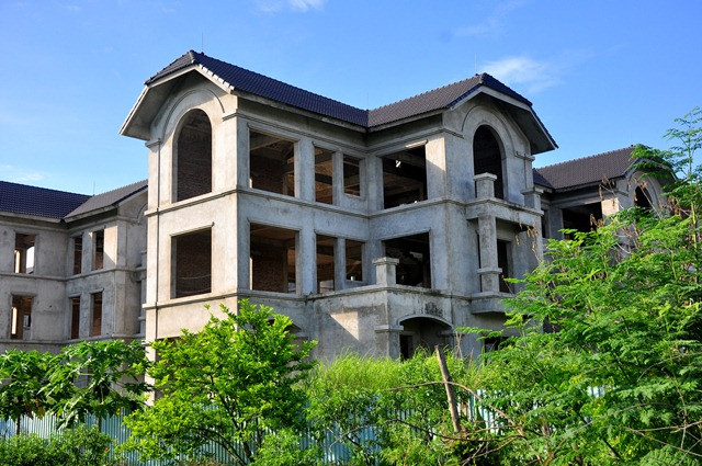 Cỏ mọc um tùm quanh các căn biệt thự triệu USD. Cỏ mọc um tùm quanh các căn biệt thự triệu USD.