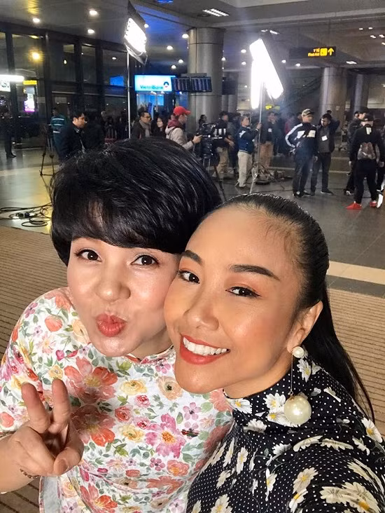 Ca sĩ Đoan Trang và MC Diễm Quỳnh chụp hình nhí nhảnh ở hậu trường quay chương trình Tết. Nữ ca sĩ khoe: “Mẹ Sol và mẹ Nhím Gà gặp nhau ôm nhau buôn nhau nhưng vẫn chưa hết các câu chuyện của những bà mẹ và những đứa bé. Chị ấy chính là một trong những niềm hy vọng lạc quan của mình về việc sinh con khi ta đã đỡ trẻ”.