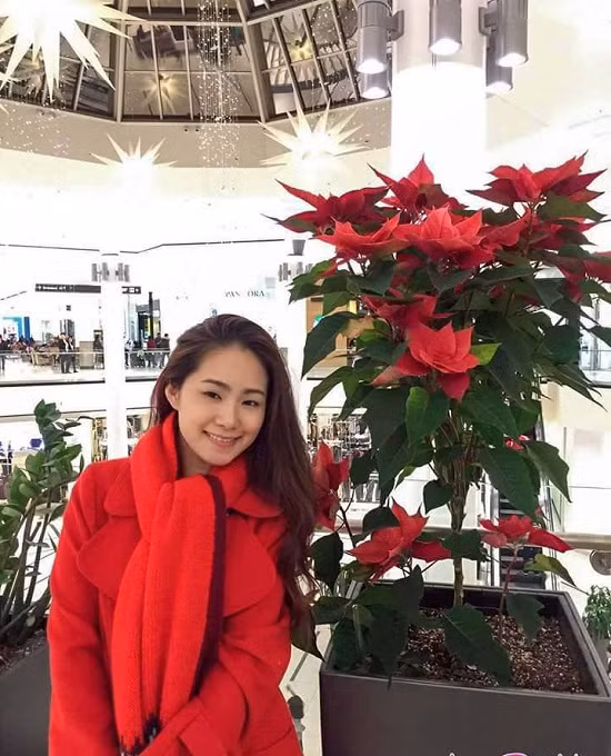 Lương Bích Hữu rạng rỡ khoe nét đẹp dịu dàng trong không gian ngập tràn sắc đỏ. Cô chia sẻ: “Bao lâu rồi nhỉ, chiếc áo này vẫn còn theo tôi”.