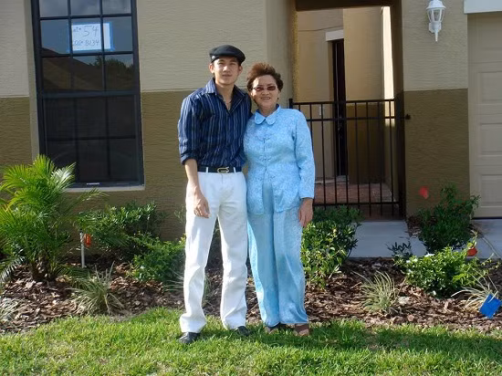 Dương Triệu Vũ đăng tải hình ảnh chụp cùng mẹ với cảm xúc nhớ nhà. Anh chia sẻ: “Căn nhà mình mua cách đây mười mấy năm, lúc 19, 20 tuổi, nhớ quá”.