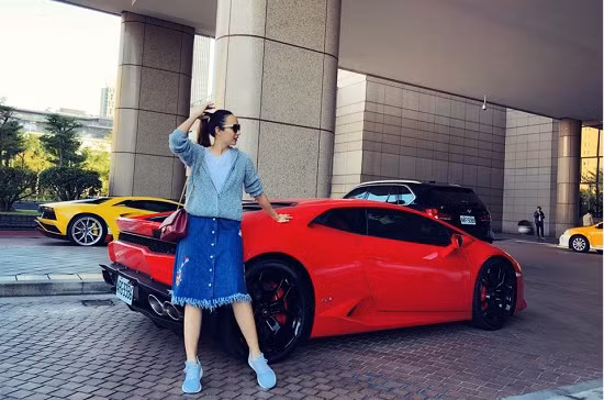 Hoa hậu Ngọc Diễm tạo dáng chụp hình bên chiếc siêu xe hạng sang. Cô hóm hỉnh viết: "Mẹ cứ chụp hình trước đi. Còn thích màu nào sau này con mua cho. Con mình nói thì mình phải tin thôi”.