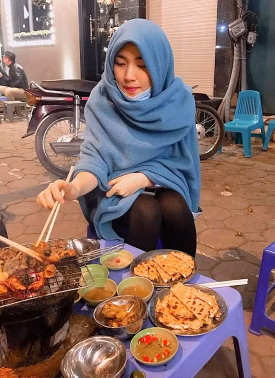 Hòa Minzy tiết lộ bí quyết để để ăn đồ nướng mà không dính mùi là vừa ngồi vừa quấn chăn. Cô hóm hỉnh viết: “Phong cách ăn làm sao để đồ không bị dính mùi”.