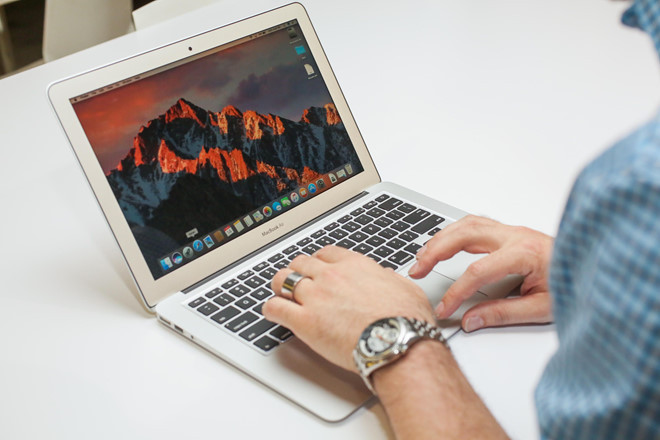 MacBook Air 2017 giảm giá sâu tại Việt Nam. Ảnh: Cnet.