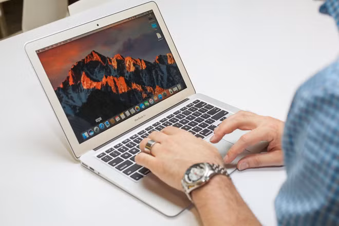 MacBook Air 2017 giảm giá sâu tại Việt Nam. Ảnh: Cnet.
