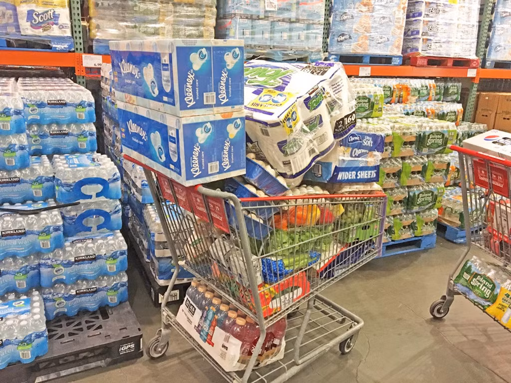 Nếu muốn tiết kiệm chi tiêu, mua đồ dùng sinh hoạt, thực phẩm theo số lượng lớn là một ý tưởng tốt. Tuy nhiên, chỉ có bạn mới biết rõ gia đình mình có nhu cầu mọi thứ ra sao. Vì vậy, cũng chỉ có bạn mới quyết định nên mua thứ gì theo số lượng lớn để giúp tiết kiệm chi phí sinh hoạt tối đa. Để làm được điều đó, hãy luôn ghi nhớ rằng: Đừng bao giờ mua nhiều thứ gì đó mà bạn không thể dùng hết trước khi chúng hỏng.