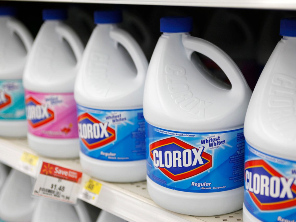 9. Bất cứ sản phẩm làm sạch nào bạn không dùng trong vòng một năm Các sản phẩm làm sạch thường hay được mua với số lượng lớn. Tuy nhiên, thậm chí thuốc tẩy có thời hạn sử dụng vẫn bị biến chất sau 6 tháng và kém hiệu quả hơn 20% nếu như nằm trên kệ trong một năm. Những sản phẩm tẩy rửa, làm sạch có thời hạn sử dụng khác nhau, vì vậy hãy chú ý tới điều này và bạn không nên mua quá nhiều một lúc bởi dễ gây lãng phí khi không dùng hết hoặc sản phẩm mất đi hiệu quả tối đa.