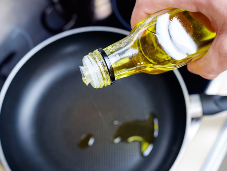 3. Dầu ăn Trừ phi nấu ăn cho nhà hàng hoặc thường xuyên ăn đồ chiên ngập dầu, bạn không nên mua nhiều dầu ăn. Tất cả dầu ăn đều sẽ biến chất theo thời gian vì vậy phải được đậy chặt, bảo quản tại nơi mát mẻ và tránh ánh nắng trực tiếp. Bảo quản dầu trong tủ lạnh có thể kéo dài "tuổi thọ" của chúng nhưng một số loại có thể bị đông trong nhiệt độ thấp.