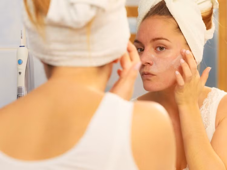 11. Kem dưỡng da mặt Tương tự kem chống nắng, kem dưỡng da sẽ biến chất và giảm hiệu quả nếu để quá lâu sau khi mở dù vẫn còn trong thời hạn sử dụng.