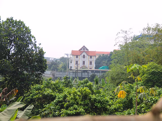 Dinh chi nhieu lan, biet thu khong phep tren dat cong van hien ngang