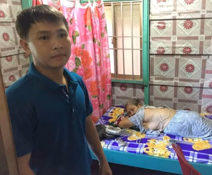 Thời điểm lực lượng chức năng kiểm tra, Nguyễn Hoàng Ân đang khám chữa bệnh cho bệnh nhân.