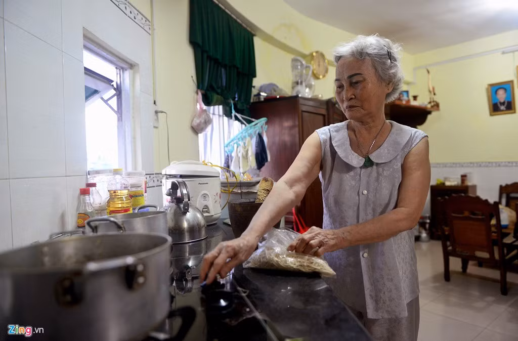 Chung cu 40 tuoi phai di doi khan cap tren pho Tay Sai Gon-Hinh-9