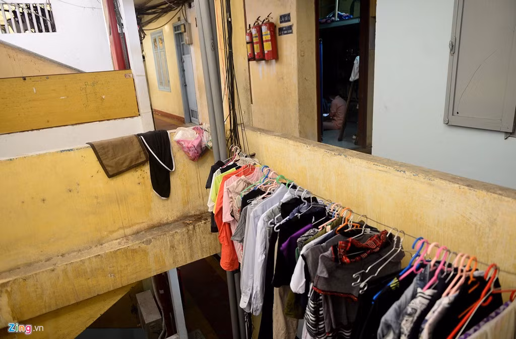 Chung cu 40 tuoi phai di doi khan cap tren pho Tay Sai Gon-Hinh-12