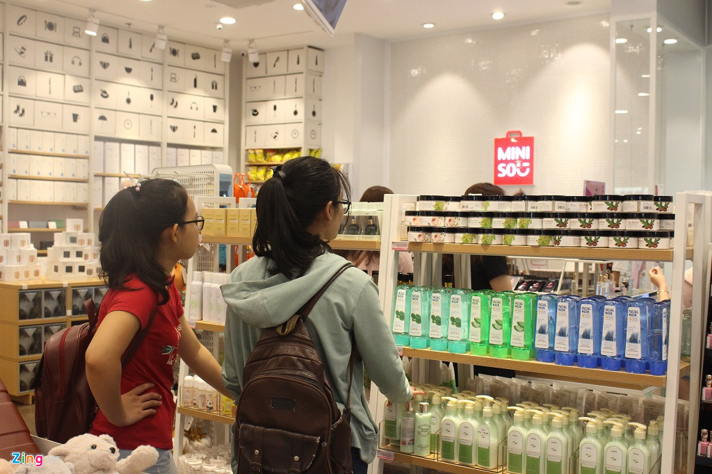 Hóa mỹ phẩm cũng được gắn nhãn xuất xứ từ Trung Quốc nhưng được giới trẻ ưa chuộng. Ảnh: P.M.