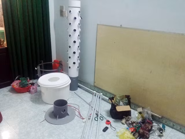 Mô hình không giống ai nên khi bắt đầu làm vườn từ tháng 3 năm ngoái, anh Sơn gặp rất nhiều khó khăn do phải tự tay "chế" mọi thiết bị với nguồn vốn eo hẹp. 