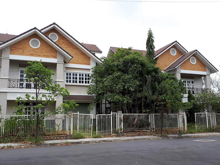 Cạnh khu vực sốt đất còn có những dự án lớn đã san lấp vẫn vắng khách giao dịch, những khu biệt thự bỏ hoang.