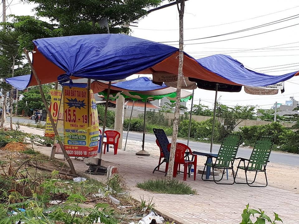 Nhiều điểm giao dịch nhà đất mọc lên ven đường.