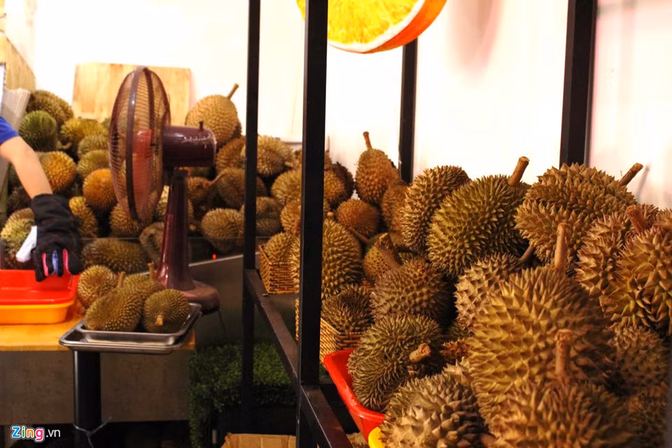 Một hai ngày đầu mở bán, khách ăn và trả hạt tại cửa hàng. Tuy nhiên, không gian cửa hàng hơn 20 m2 hiện không đủ chỗ cho hàng trăm người nên buộc phải cho khách mang sầu riêng về nhà. "Trước khi về khách phải đặt cọc 30.000-50.000 đồng và để lại số điện thoại. Sau 2 ngày, khi họ mang hạt sầu riêng đến trả, chúng tôi hoàn lại tiền cọc khách đã đặt, rất đơn giản", anh Long nói.