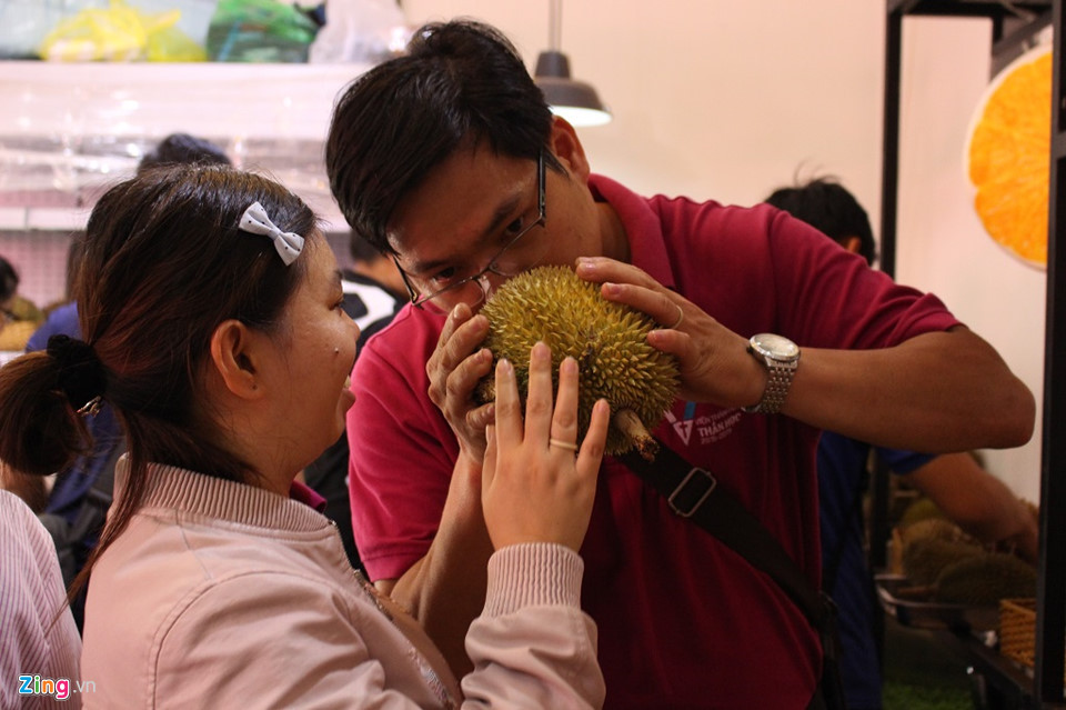 Chủ cửa hàng cho hay ngay sau khi sầu riêng được chở về, anh và các nhân viên phải nhanh chóng kiểm tra độ chín trước rồi mới để lên kệ bán, để khách hàng đỡ mất thời gian lựa chọn.