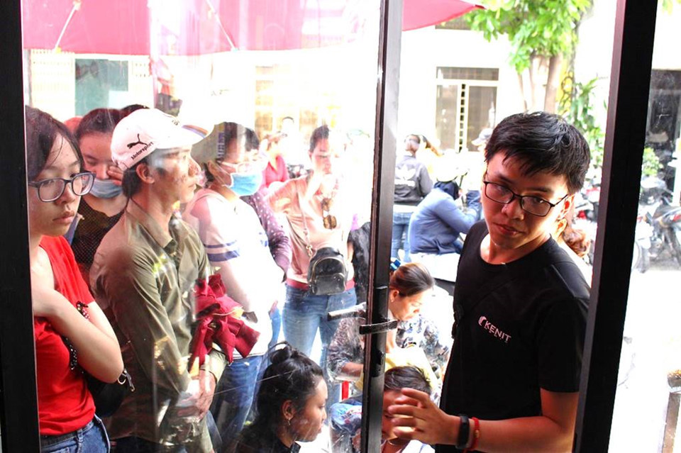 Vì quá đông người, các nhân viên phải liên tục điều phối khách xếp hàng. Mỗi đợt chỉ có 5 lượt khách vào bên trong lựa mua sầu riêng. Trung bình, mỗi người vào bên trong mua trong khoảng 15-20 phút.