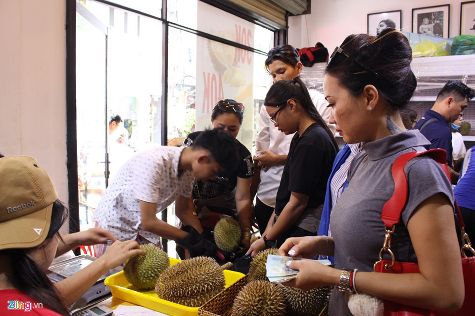 Giá sầu riêng ăn trả hạt tại đây là 30.000-40.000 đồng/kg, co hơn gấp đôi so với các mô hình ở miền Tây hay Tây Nguyên áp dụng trước đây. Tuy nhiên, nhiều khách hàng cho rằng giá này rẻ chỉ bằng phân nửa so với sầu riêng bình thường đang bán tại TP.HCM. Chủ cửa hàng cho biết, sau khi ăn xong khách buộc phải trả lại hạt để gieo giống cho vụ mùa tới. Đây là giống sầu riêng truyền thống trồng nhiều ở Tây Nguyên, cây thường dùng làm thân gốc để ghép mắt với những giống sầu riêng khác như Ri 6, hạt lép nên các nhà vườn đang có nhu cầu tìm hạt để nhân giống rất cao.