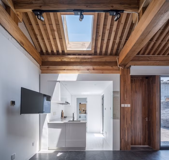 Trái với vẻ ngoài cổ kính, không gian bên trong ngôi nhà vô cùng hiện đại.