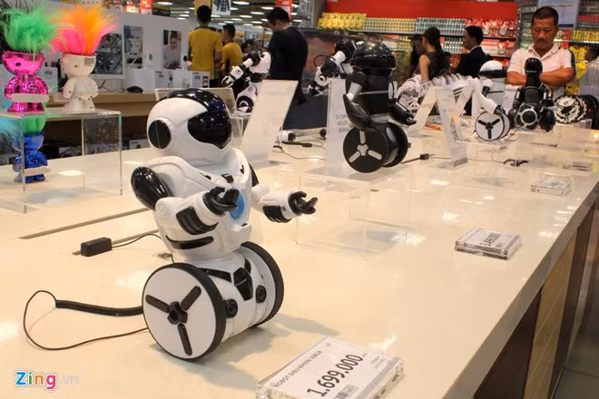 Nhiều mặt hàng công nghệ, đồ chơi như robot gia đình, flycam... cũng được bày bán với giá 1-5 triệu đồng một sản phẩm.