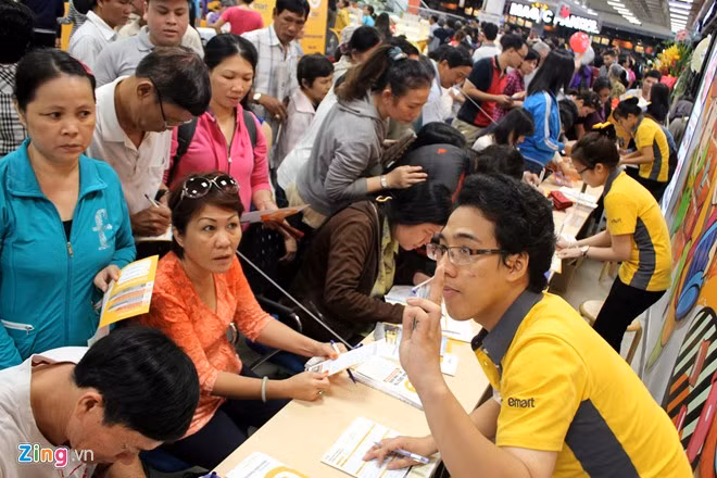 Khu vực đăng ký thẻ thành viên chật kín. Đồ thời trang giảm giá chỉ còn từ 70.00-90.000 đồng một sản phẩm.