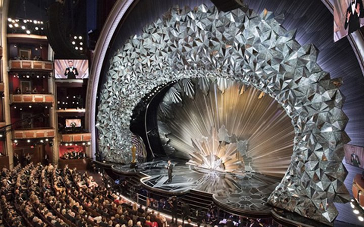 Sân khấu lễ trao giải Oscar lần thứ 90 được thiết kế như một hang băng với cổng vòm gắn 45 triệu viên pha lê Swarovski nặng tổng cộng 10 tấn.