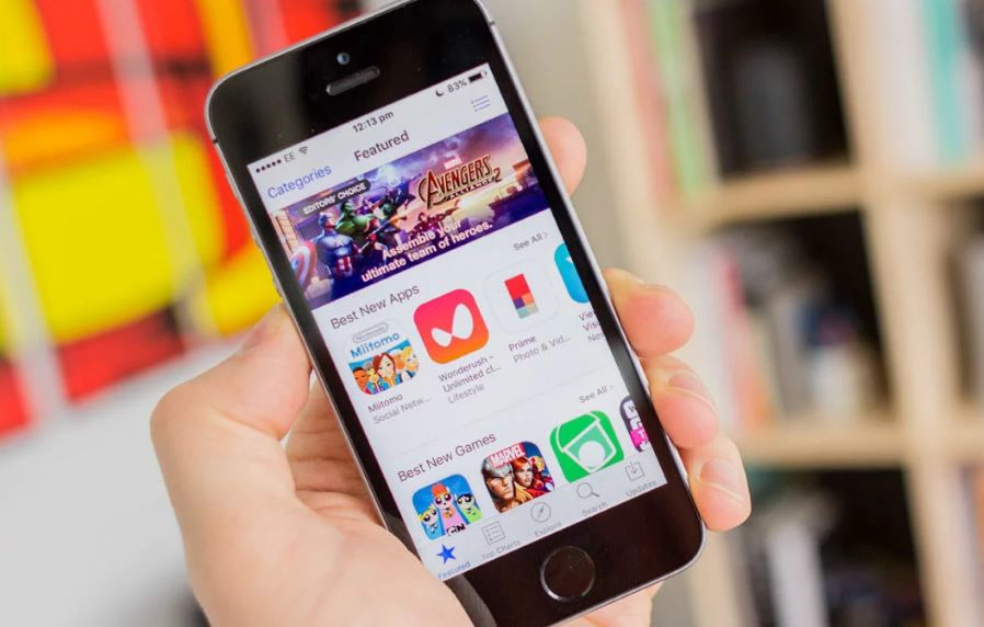 iPhone SE có giắc cắm tai nghe - Việc bỏ đi giắc cắm tai nghe trên iPhone đã khiến Apple nhận rất nhiều chỉ trích từ người dùng. Tuy nhiên với iPhone SE, người dùng vẫn có thể dễ dàng nghe nhạc bằng những chiếc tai nghe có sẵn của mình mà không cần phải sử dụng cổng chuyển hoặc mua thêm tai nghe Bluetooth.