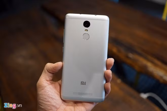 Mặt lưng điện thoại bằng kim loại được khá nhiều người dùng yêu thích.